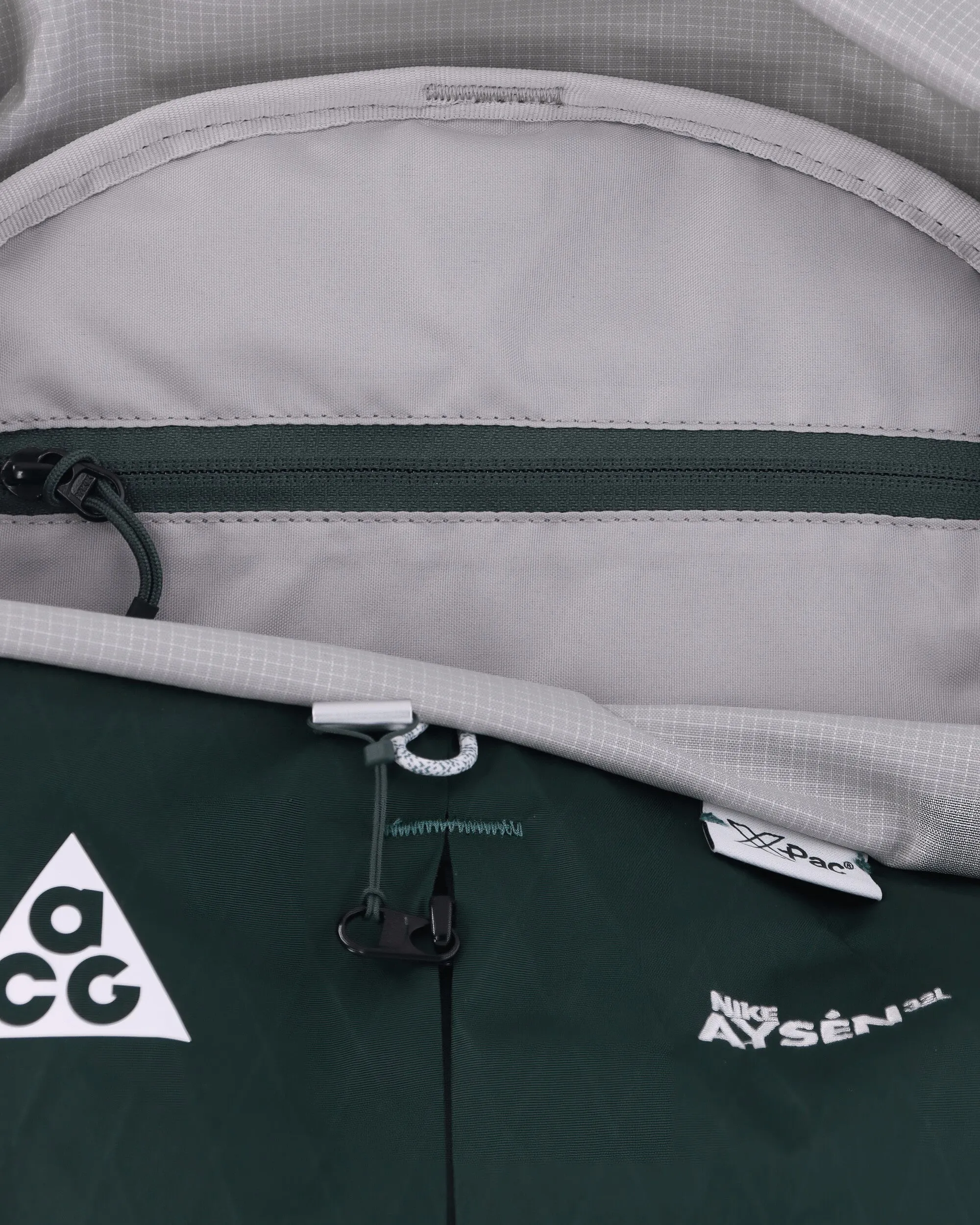 ACG Aysén Day Pack (32L) Vintage Green / Light Iron Ore